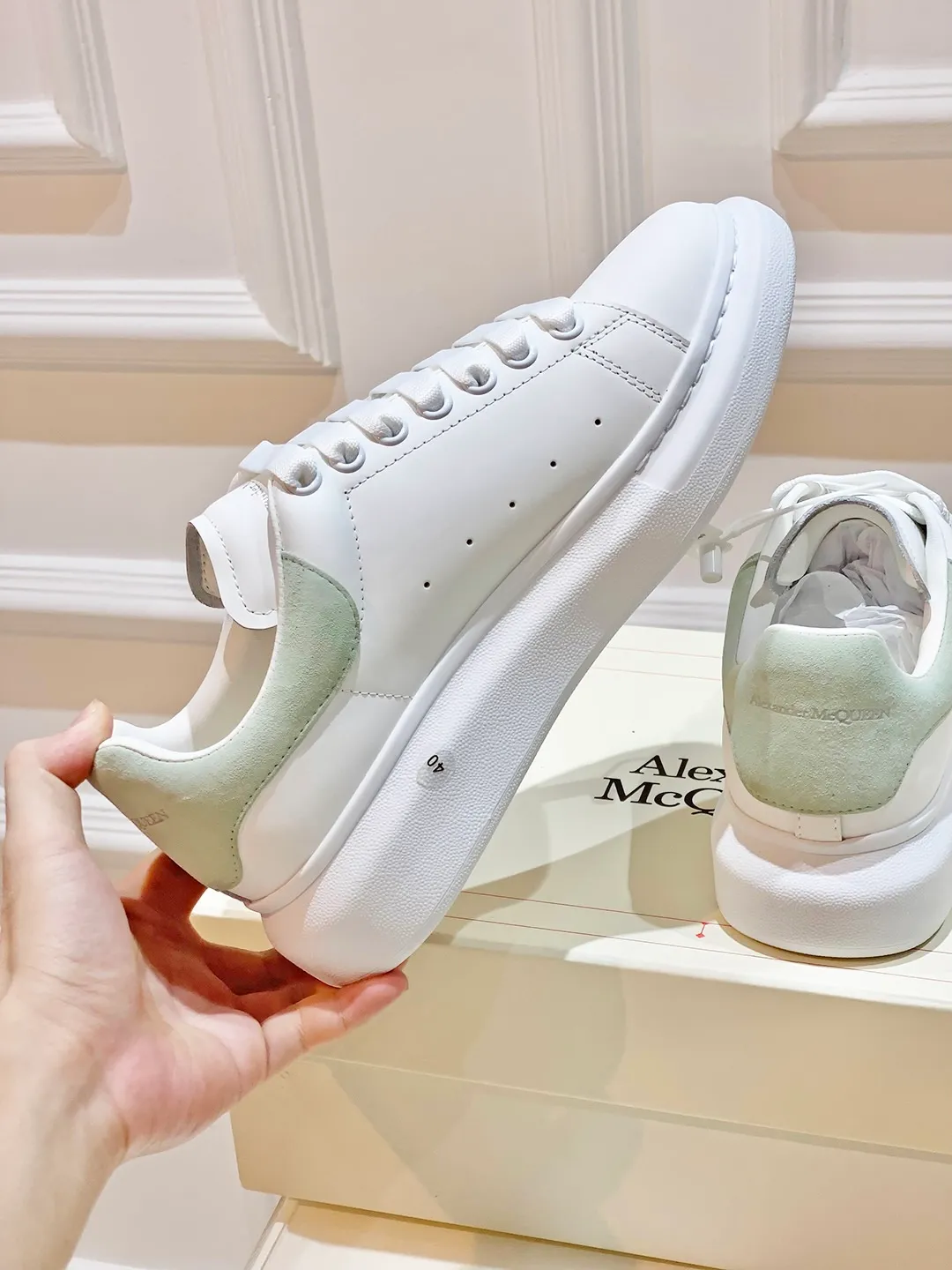 👟👟Ex-factory price 560👟👟 𝐀𝐥𝐞𝐱𝐚𝐧𝐝𝐞𝐫 𝐌𝐜𝐐𝐮𝐞𝐞𝐧A must-have for going out ~ full of confidence. McQueen white shoes are versatile and can instantly elongate your proportions. The long legs that fill the screen make you confident, sweet and cool, and can be controlled by both male and female gods, making you look better as you wear them. ⭐Shoe upper material: first-layer cowhide ⭐Shoe lining material: sheepskin ⭐Available sizes: 35-40, male 39-45 (female 40, male 45 customized)